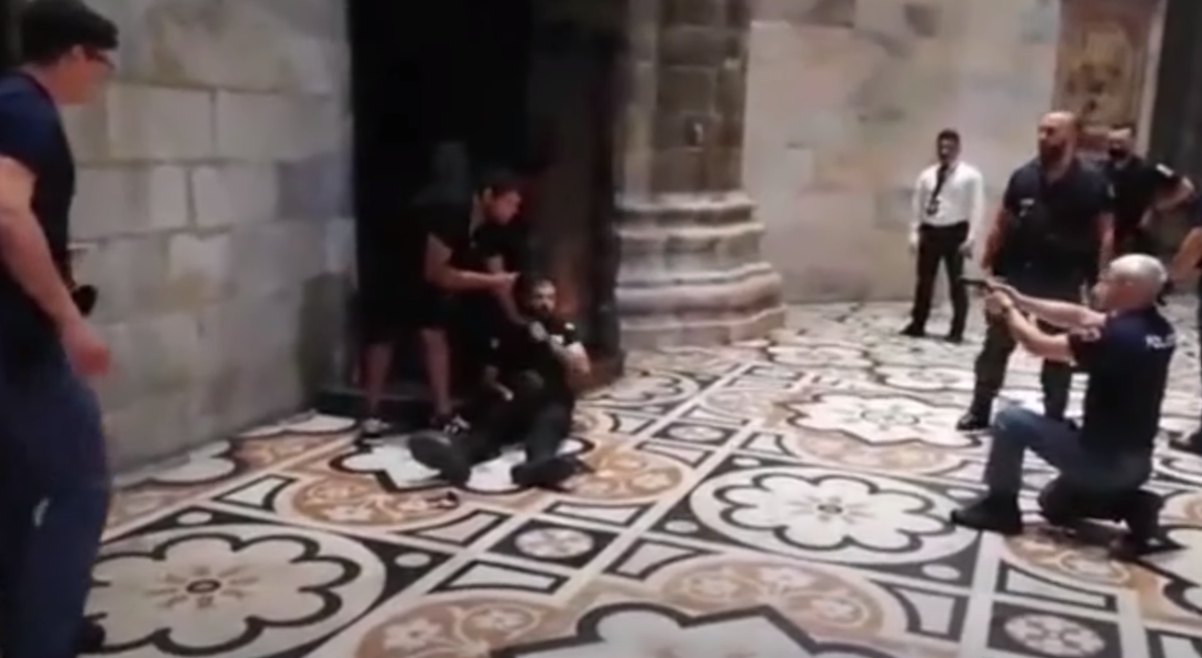 مصري يحتجز حارس كنيسة كرهينة بإيطاليا.. وضع السلاح على رقبته وهدد بقتله (فيديو)
