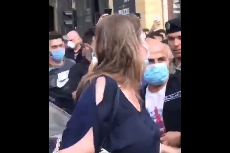 رموها بعلب فارغة ورشُّوا عليها الماء.. وزيرة لبنانية تتعرض لموقف محرج أثناء زيارتها المنطقة المنكوبة