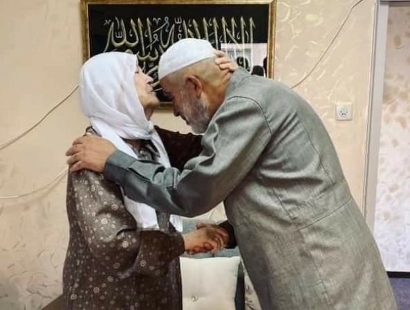 فيديو مؤثر للشيخ رائد صلاح وهو يودّع والدته قبل دخوله السجن من جديد.. والمئات يحتشدون لمساندته
