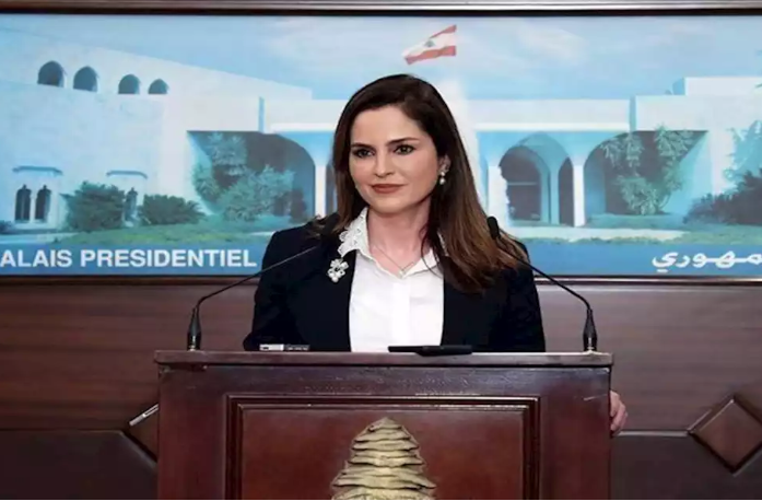 أول مسؤول رفيع المستوى يستقيل في لبنان.. وزيرة الإعلام تغادر الحكومة وتعتذر للشعب (فيديو)