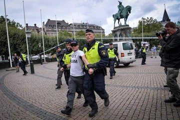 “أرادوا حرق القرآن أثناء خروج المسلمين من المسجد”.. السويد تطارد متطرفين أقاموا نشاطاً عنصرياً وترحِّل أحدهم