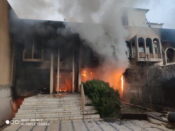 حرق قناة طرب عراقية بثت أغاني في يوم عاشوراء الذي يحتفل به الشيعة (صور)