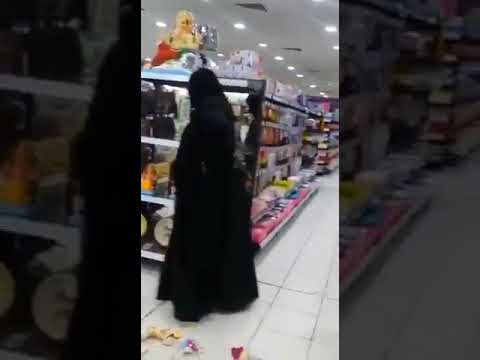 البحرين تعاقب امرأة ظهرت في فيديو أغضب الهند.. دخلت إلى متجر وحطمت مجسمات هندوسية