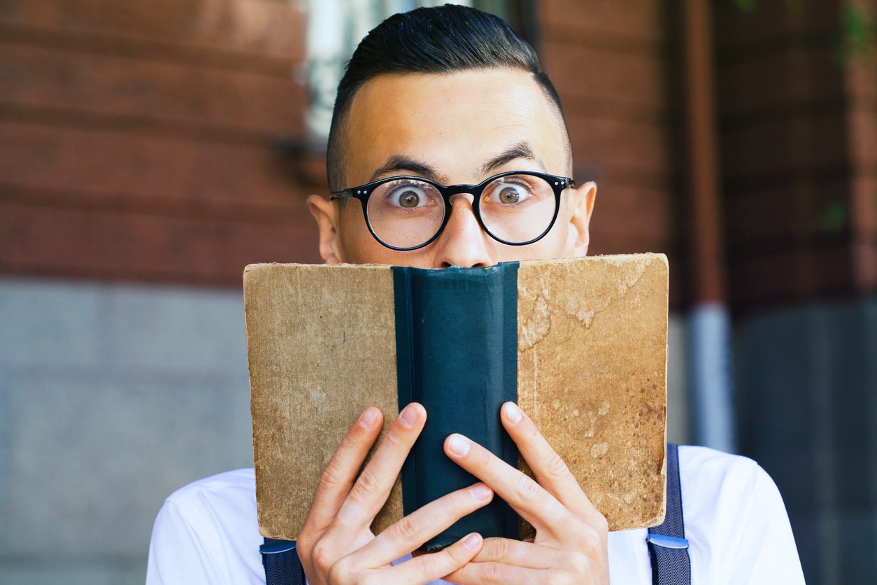 وجهان لعملة واحدة لكن أدواتهما مختلفة.. ما سر العداوة بين الشعر والفلسفة؟