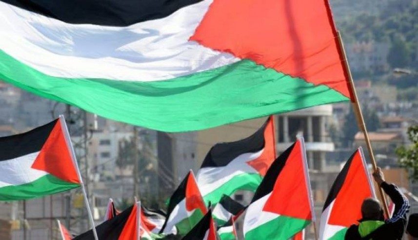 صرخة فنية ضد التطبيع.. شقيقتان فلسطينيتان تعبران عن غضبهما من “الخيانة” بجدارية في الخليل