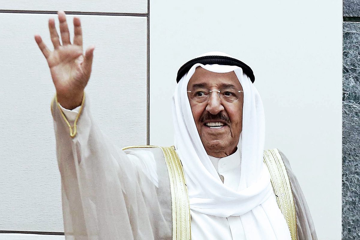 “رجل التوازنات” الذي نأى ببلاده عن الأزمات المحيطة.. من هو أمير الكويت الراحل صباح الأحمد الصباح؟