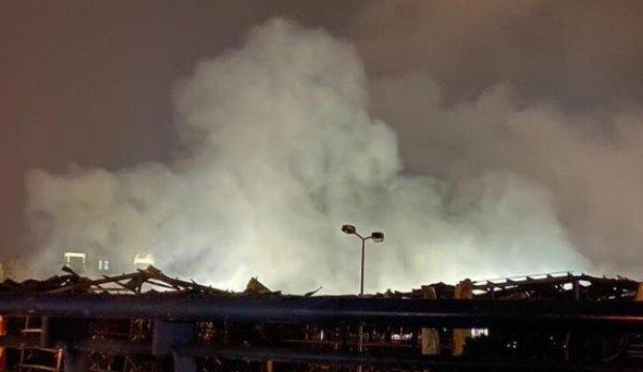 “حدا يفسرلنا شو عمبيصير!”.. لبنانيون يبحثون على تويتر عن سبب اشتعال النيران المتكرر في مينائهم المحترق