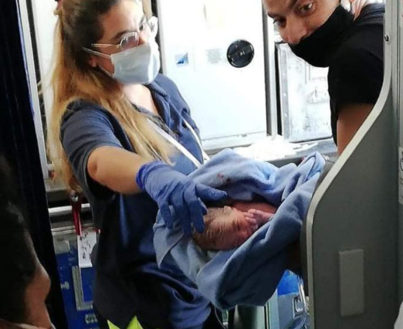يمنية تلد في طائرة مصرية بأجواء ألمانيا.. وهدية مميزة للمولودة تجعلها تسافر مدى الحياة مجاناً