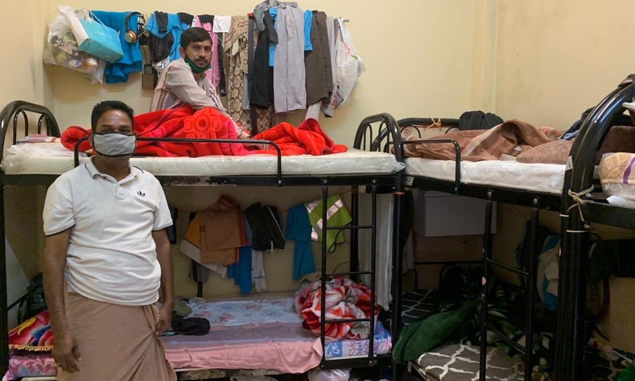 “حياتنا في مهب الريح”.. العمال المهاجرون الذين تخلى عنهم أصحاب العمل في دبي يتضورون جوعاً
