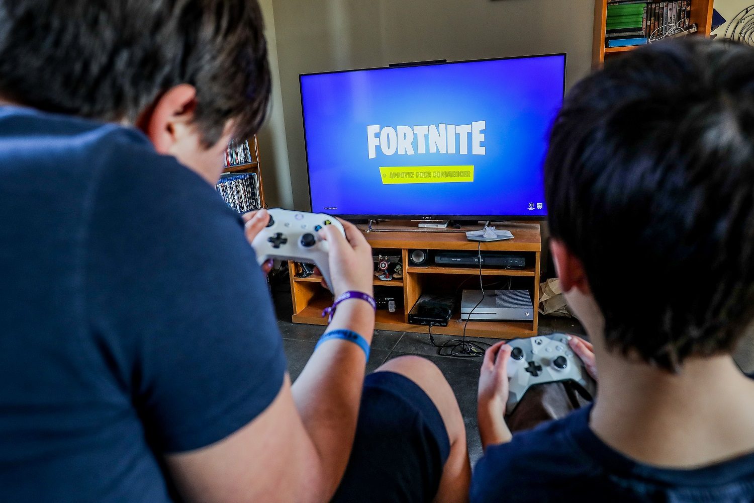 النزاع بين أبل وإحدى أشهر الألعاب الإلكترونية يشتد.. الشركة تقاضي مطوري “فورتنايت” وتطالبهم بتعويضات