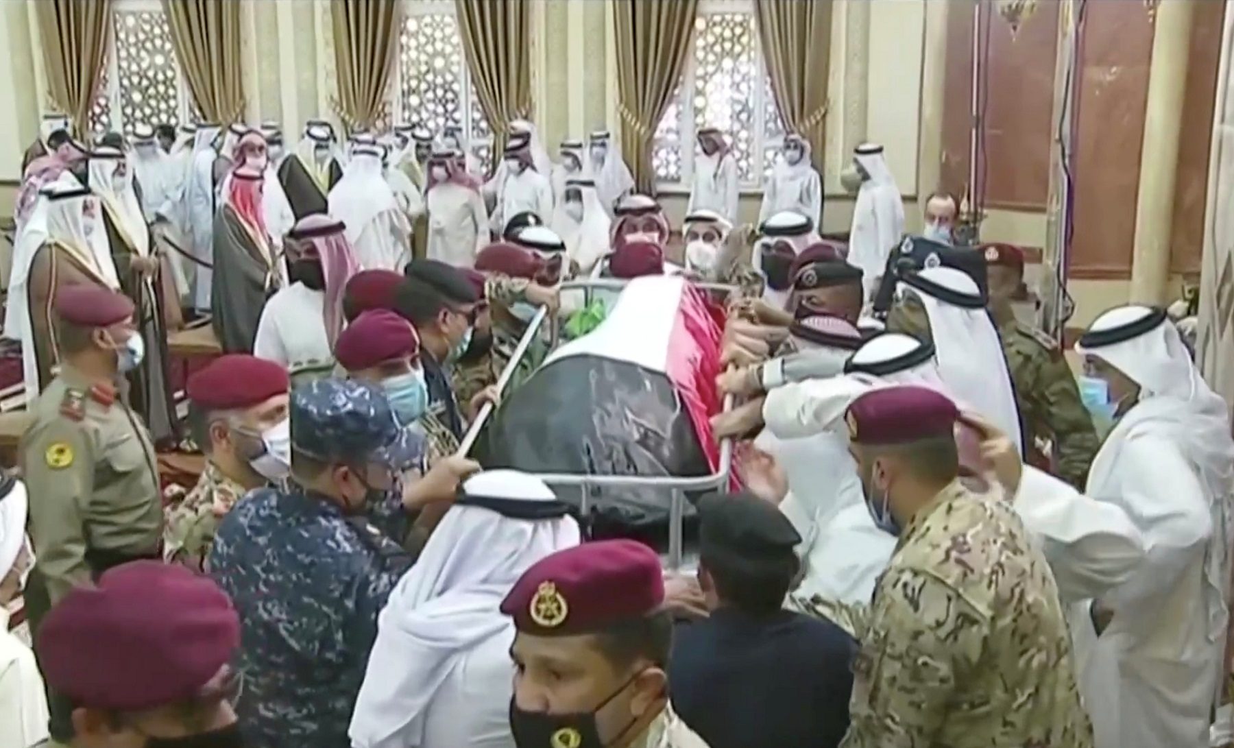 جثمان أمير الكويت الراحل صباح الأحمد الصباح يوارى الثرى (فيديو)