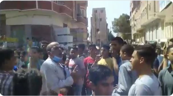 قتيل وجرحى في تظاهرة مناهضة للسيسي.. ومحتجون ينزلون صورة للرئيس ويحرقونها