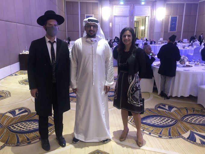 الإمارات تعلن لأول مرة ترخيص مطعم إسرائيلي يقدم الأكل “اليهودي الحلال”.. يعدونه وفقاً لتعاليمهم الدينية