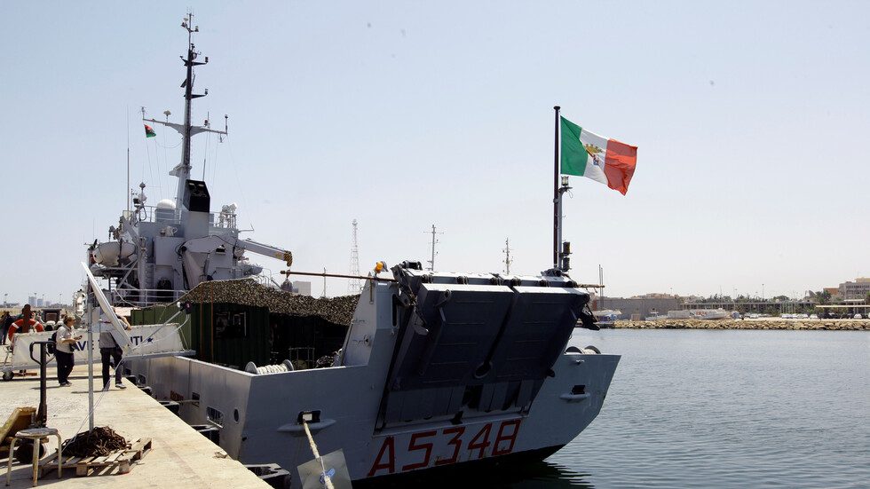 السفينة الحربية الإيطالية المكلفة بوقف الهجرة تهرب سجائر ومقويات جنسية، والمحققون يعتقدون بتورطها بفضيحة أكبر