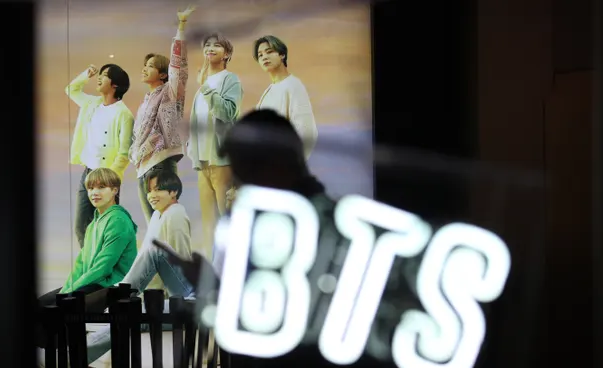 فرقة BTS الكورية تحقق نجاحاً كبيراً في سوق الأسهم.. أصبحت تضخ الملايين في اقتصاد البلاد والحكومة تكافئها