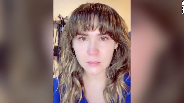 وصفته بـ”غير المسؤول”.. ممرضة رأت المئات يموتون اختناقاً تبكي من تهوين ترامب لفيروس كورونا (فيديو)