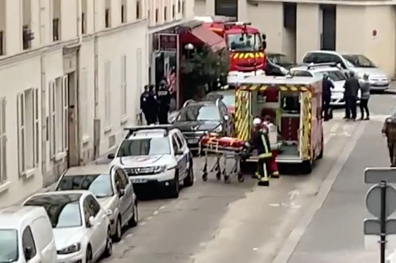 حاول طعن الشرطة بسكين.. إحباط عملية اعتداء باريس، وفرنسا تستبعد “الدافع الإرهابي” (فيديو)