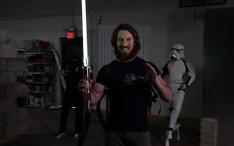 سيوف سلسلة Star Wars أصبحت حقيقة.. مهندس يتمكن من صنع أول سيف ضوئي حقيقي في العالم (فيديو)