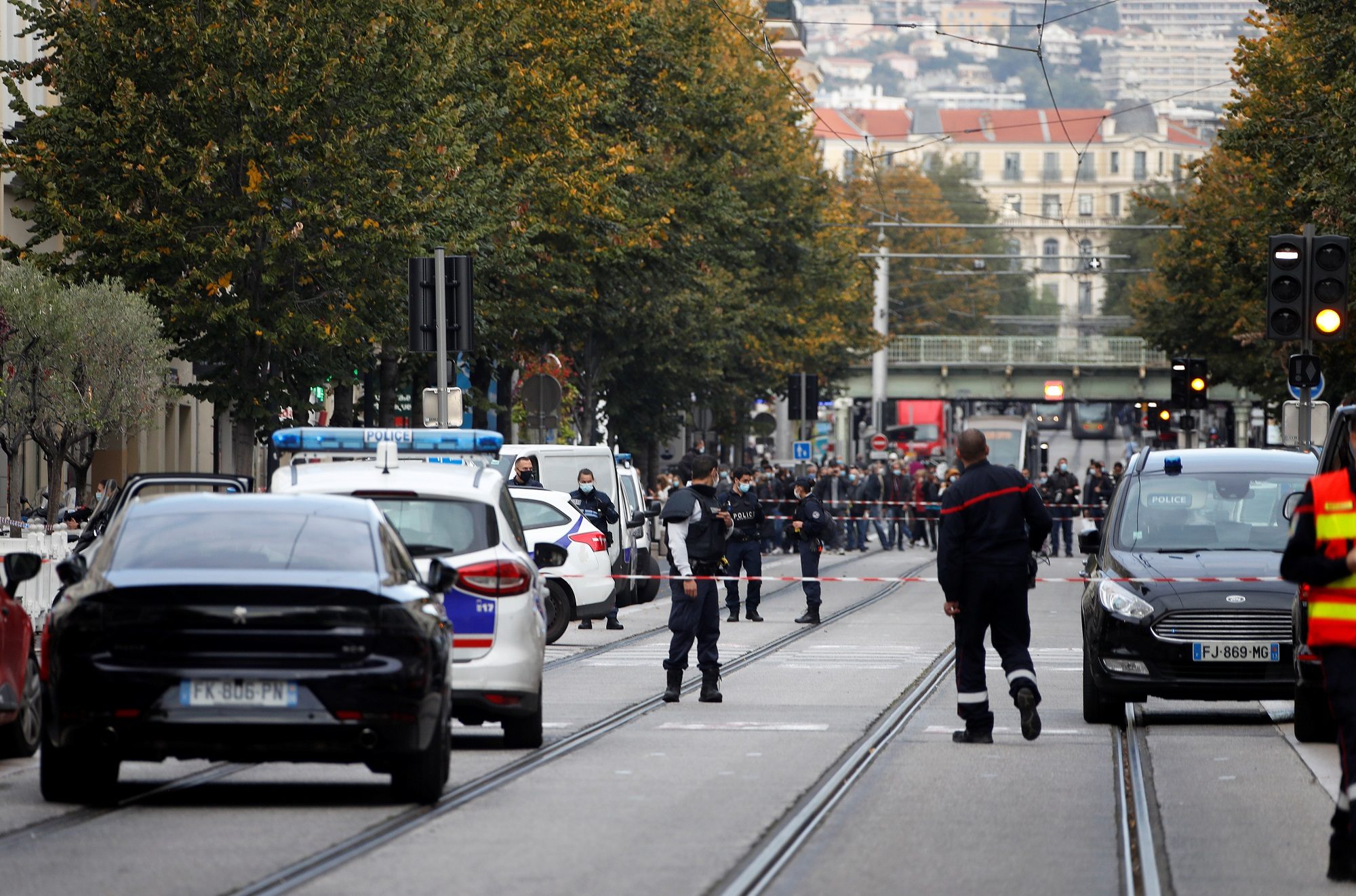 فرنسا تشهد حادثة طعن جديدة.. مقتل 3 بينهم امرأة قُطع رأسها وإصابة آخرين