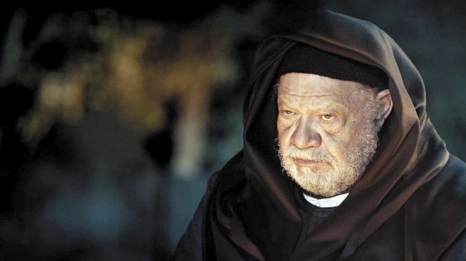 مسلسل “ريش على ما فيش”.. كيف جسَّد يحيى الفخراني تحوُّل الإنسان العادي إلى طاغية ودكتاتور؟
