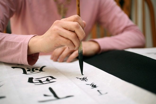 اللغة الوحيدة التي ابتكرتها النساء واحتكرن الحديث بها.. قصة اللغة التي تحاول فتيات صينيات إحيائها