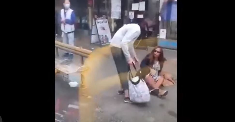 فيديو لرجل يدفع امرأة دون كمامة خارج حافلة بعد بصقها عليه