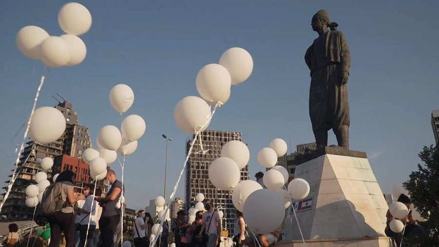 إطلاق بالونات بأسماء ضحايا انفجار بيروت.. وعائلات متضررين تتظاهر للمطالبة بحقهم ومحاسبة المسؤولين