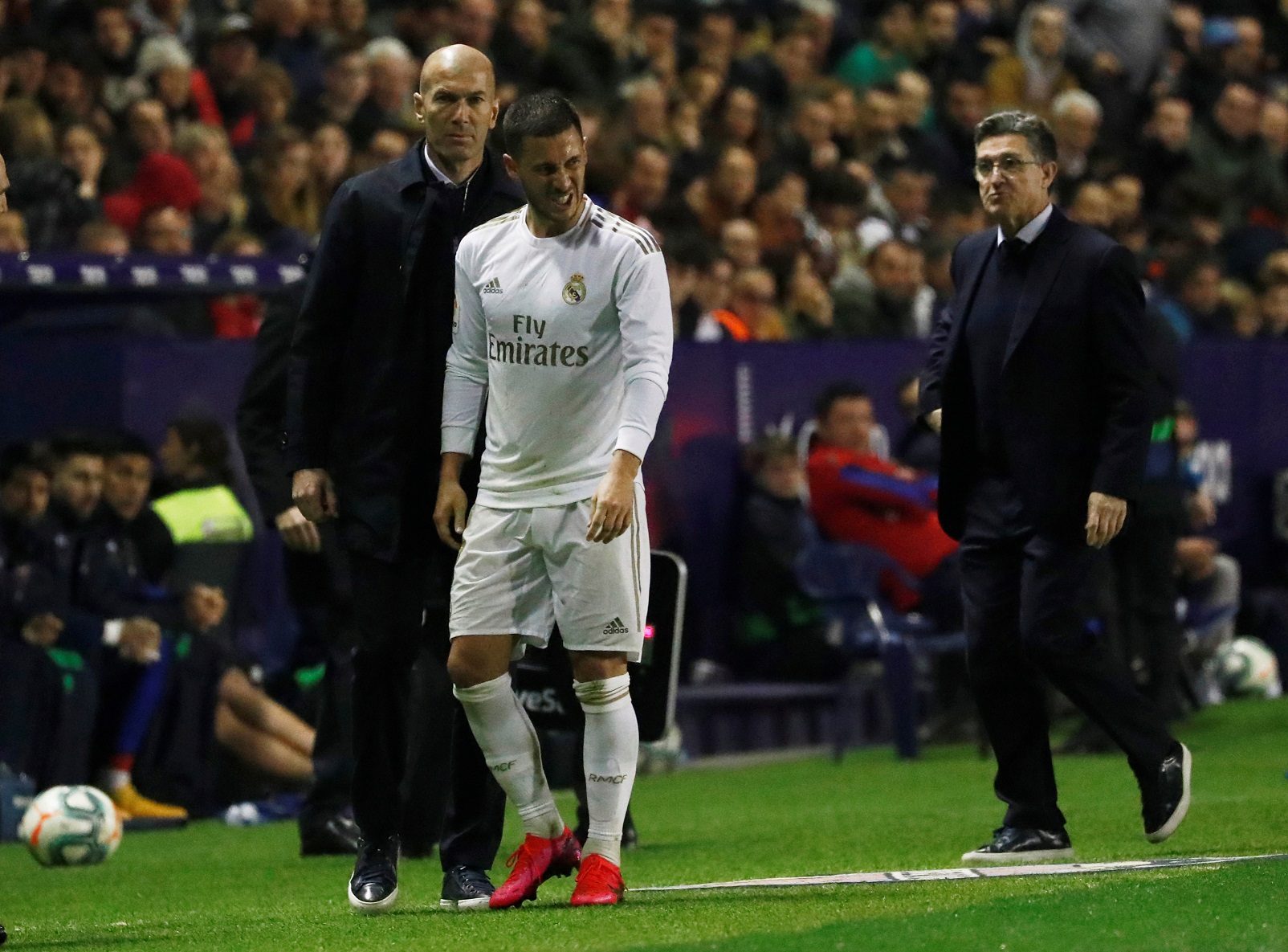 هازارد يعاني من لعنة الإصابات منذ وصوله إلى ريال مدريد (رويترز)