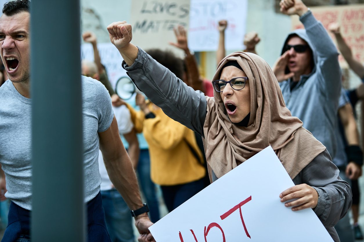 هل المسلمون مظلومون فعلاً في فرنسا؟
