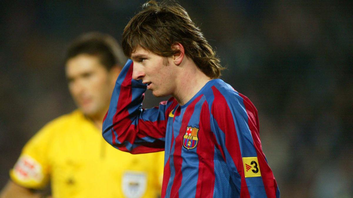 ليونيل ميسي في أول مباراة له بقميص برشلونة عام 2004