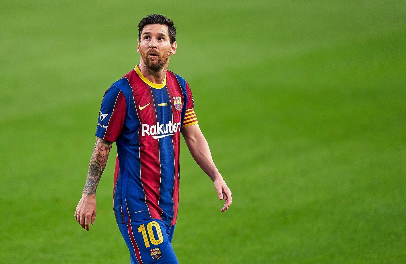 ميسي يقترب من الرحيل عن برشلونة (رويترز)