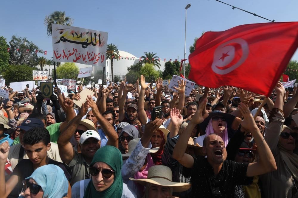 أوقفوا إنتاج الفوسفات تماماً.. محتجون تونسيون يقتحمون منشآت ويشلون الدورة الاقتصادية في البلاد