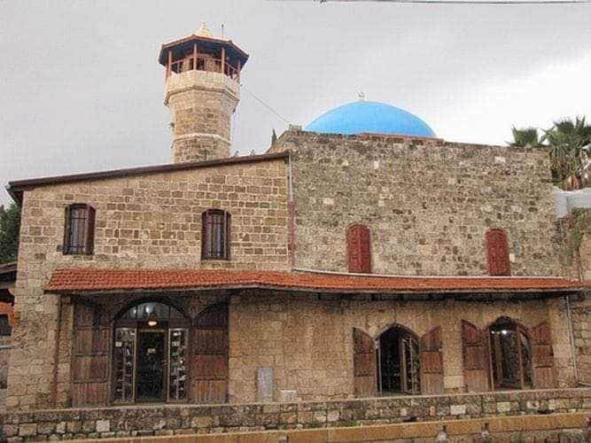 سخروا من الأذان والقرآن قبل أن يضربوا المؤذن.. شبان يعتدون على مسجد يثيرون غضباً بلبنان