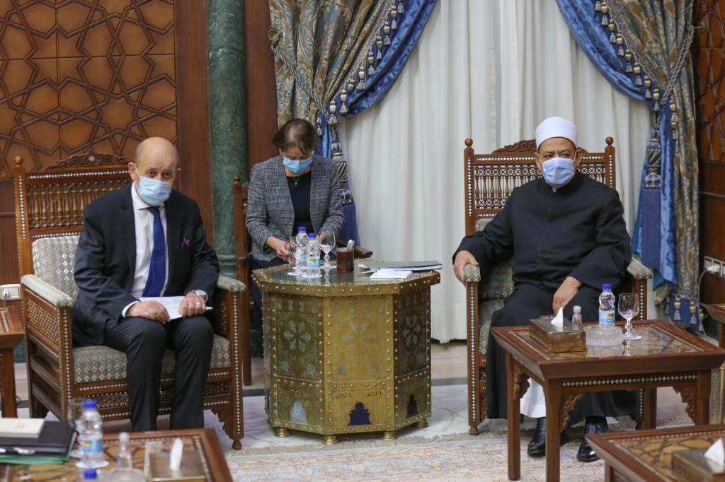 “أوروبا تدين بالفضل للإسلام”.. شيخ الأزهر “يعنّف” وزير الخارجية الفرنسي بسبب الرسوم المسيئة
