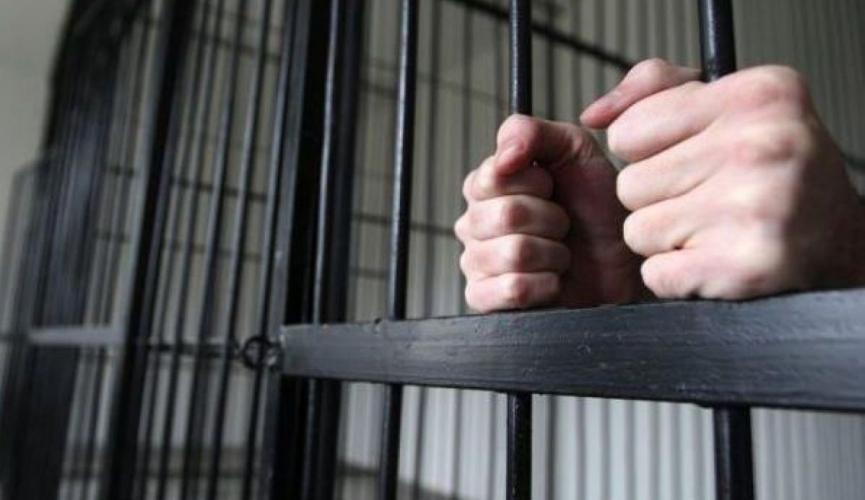 سجناء بلا محاكمة وغرف للتعذيب يشرف عليها ضباط أمن سعوديون.. شهادات مروعة لناجين من “السجن الطيني” باليمن
