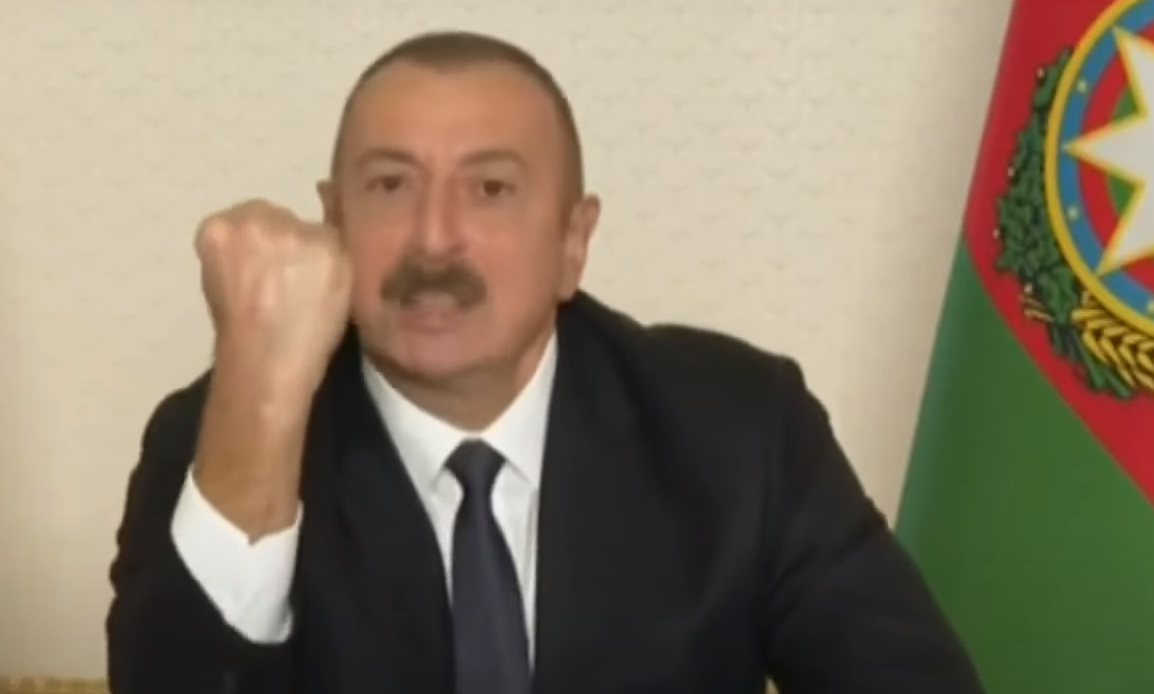 رفع قبضته وضرب بها الطاولة قائلاً: “هذه جعلته يوقّع”.. فيديو لإعلان رئيس أذربيجان النصر