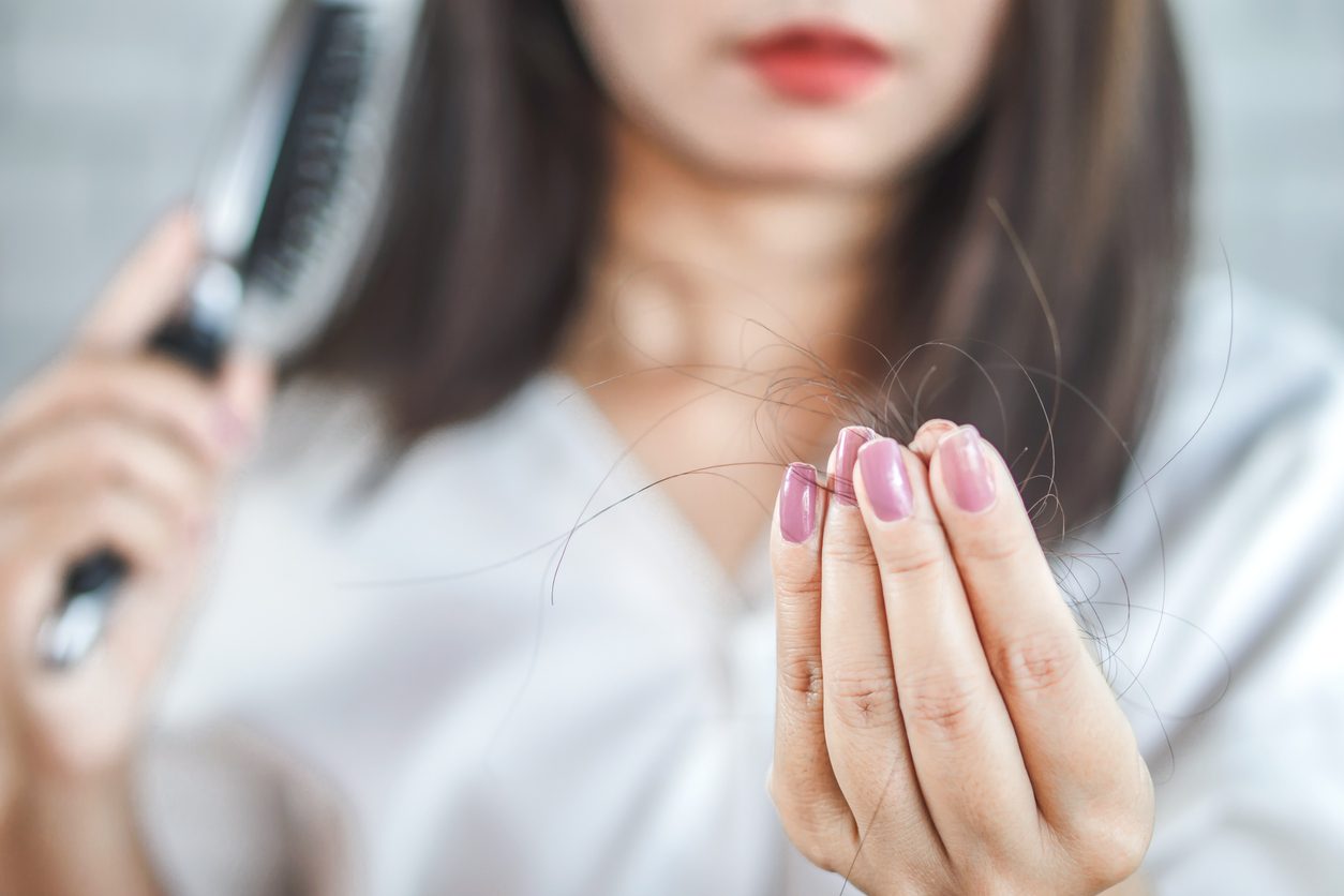 شعرك يتساقط أكثر من المعتاد خلال الحجر الصحي؟ هذه هي الأسباب المحتملة