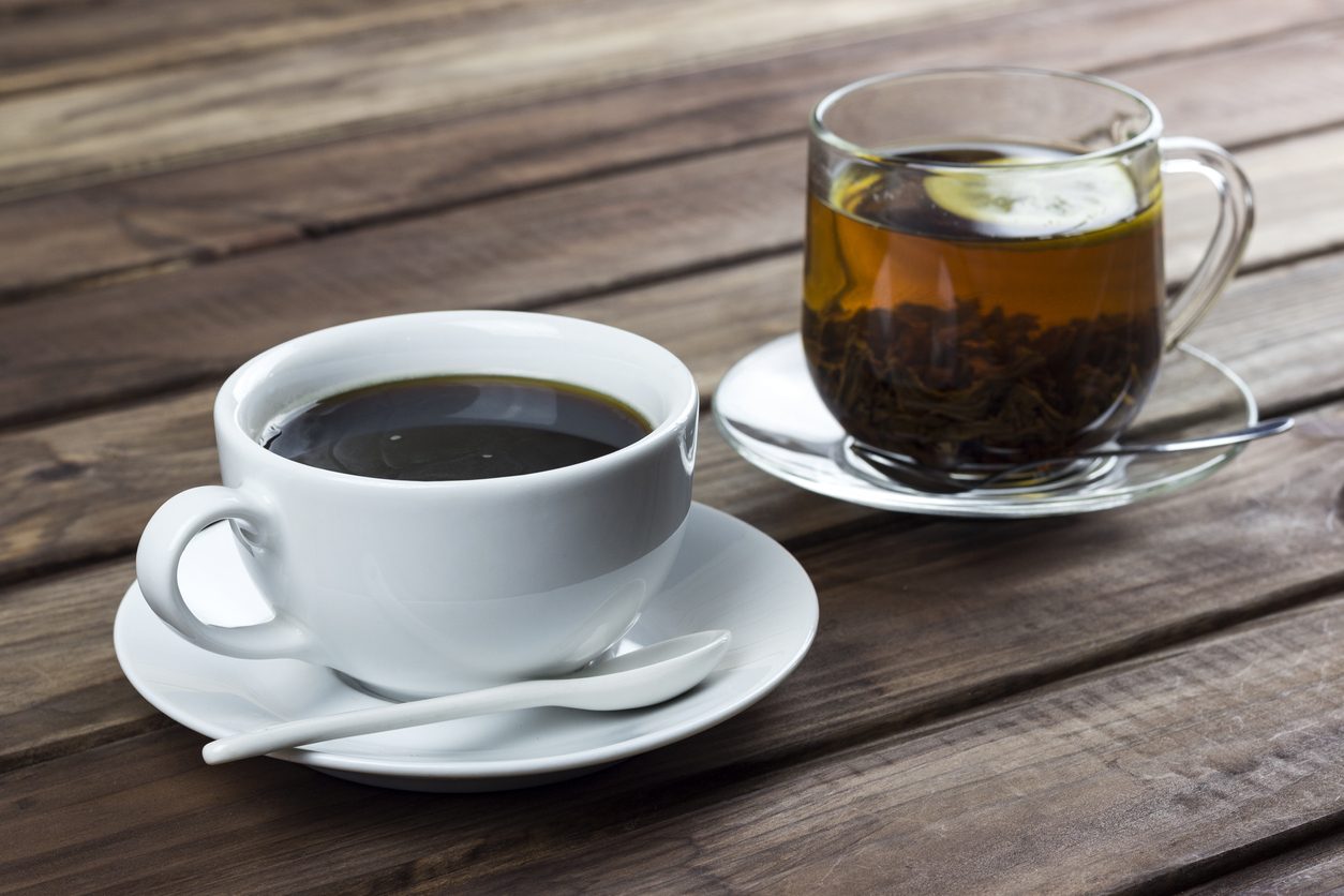هل تشرب القهوة والشاي بدلاً من الماء؟ احذر أن تفعل ذلك مع المشروبات الغازية