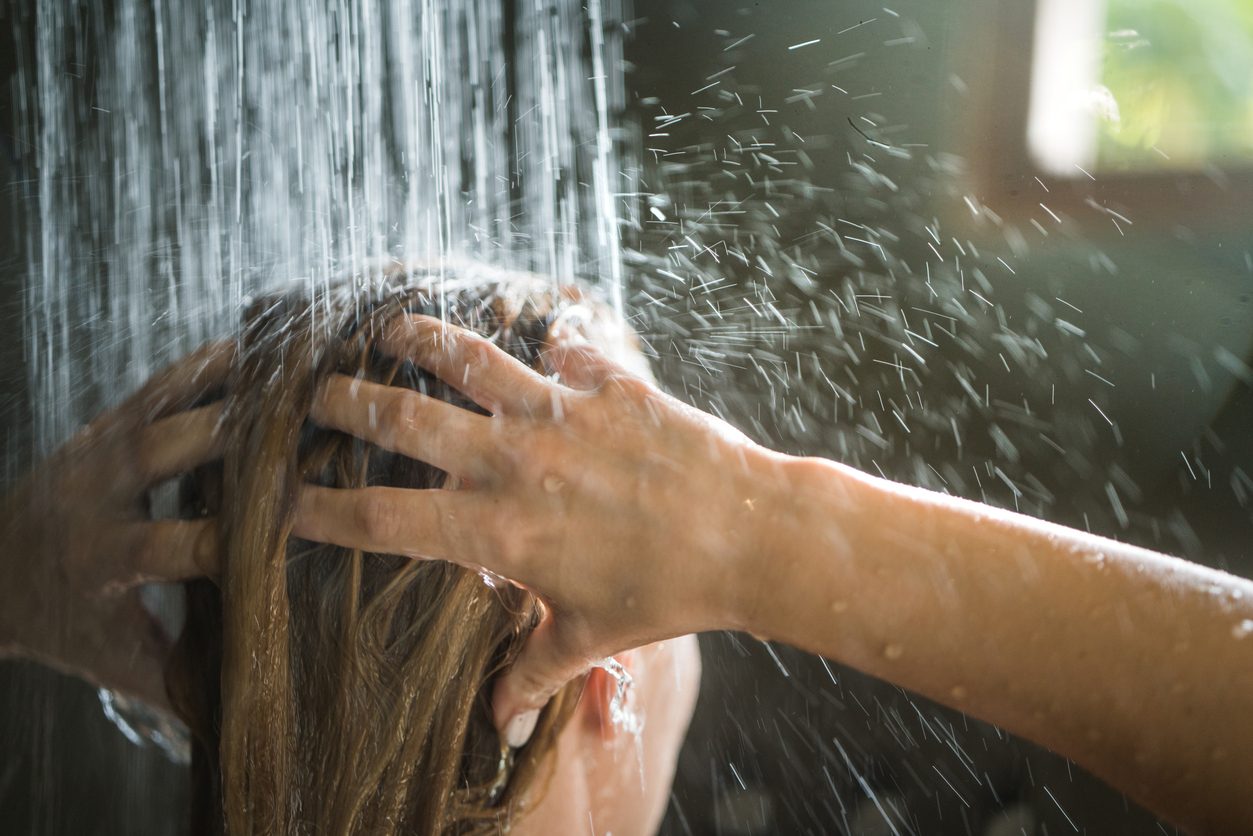 شعرٌ جاف فجأة! السبب ليس الشامبو إنه الماء العَسِر.. إليكِ طرق حماية شعركِ منه