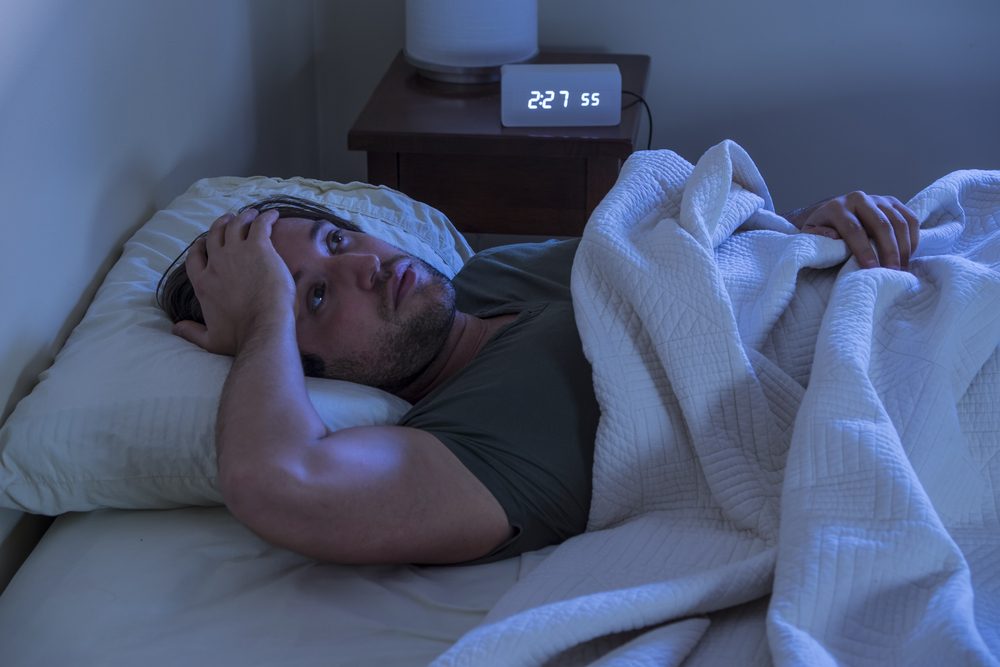 تتقلَّب كثيراً خلال الليل؟ لا بد أن هذا يتعبك ويمنعك من النوم.. إليك الأسباب والحلول