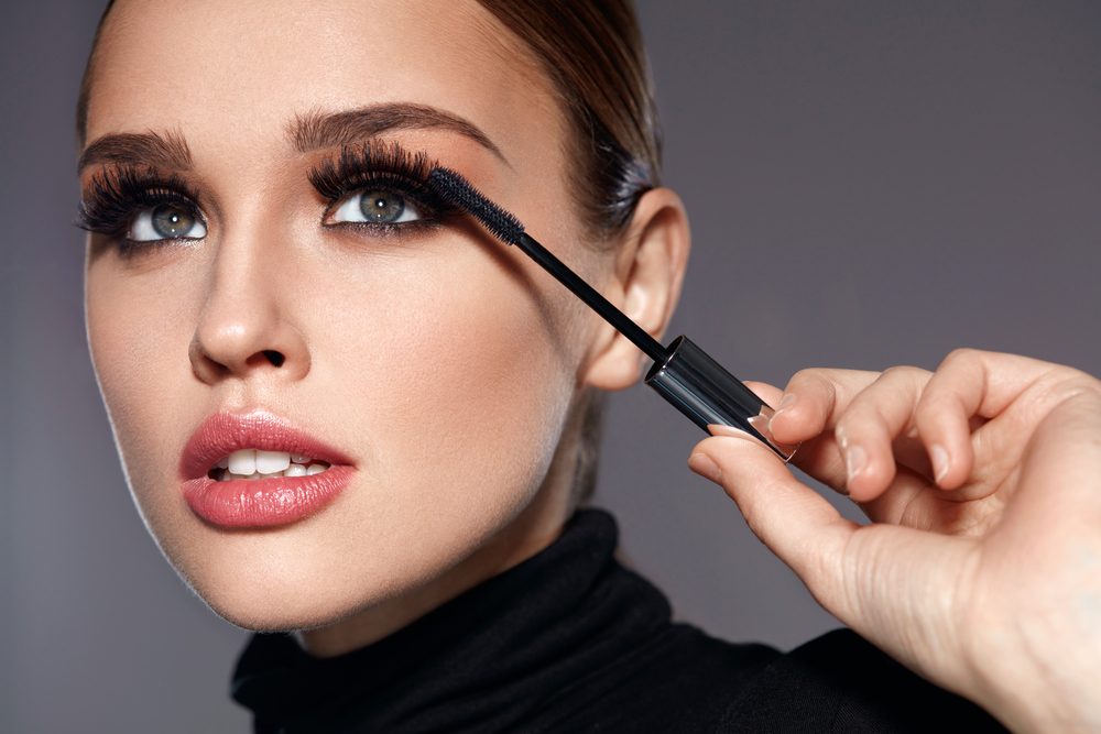 إليكِ 10 أنواع ماسكرا ستجعل الجميع يعتقدون أنكِ تضعين رموشاً صناعية