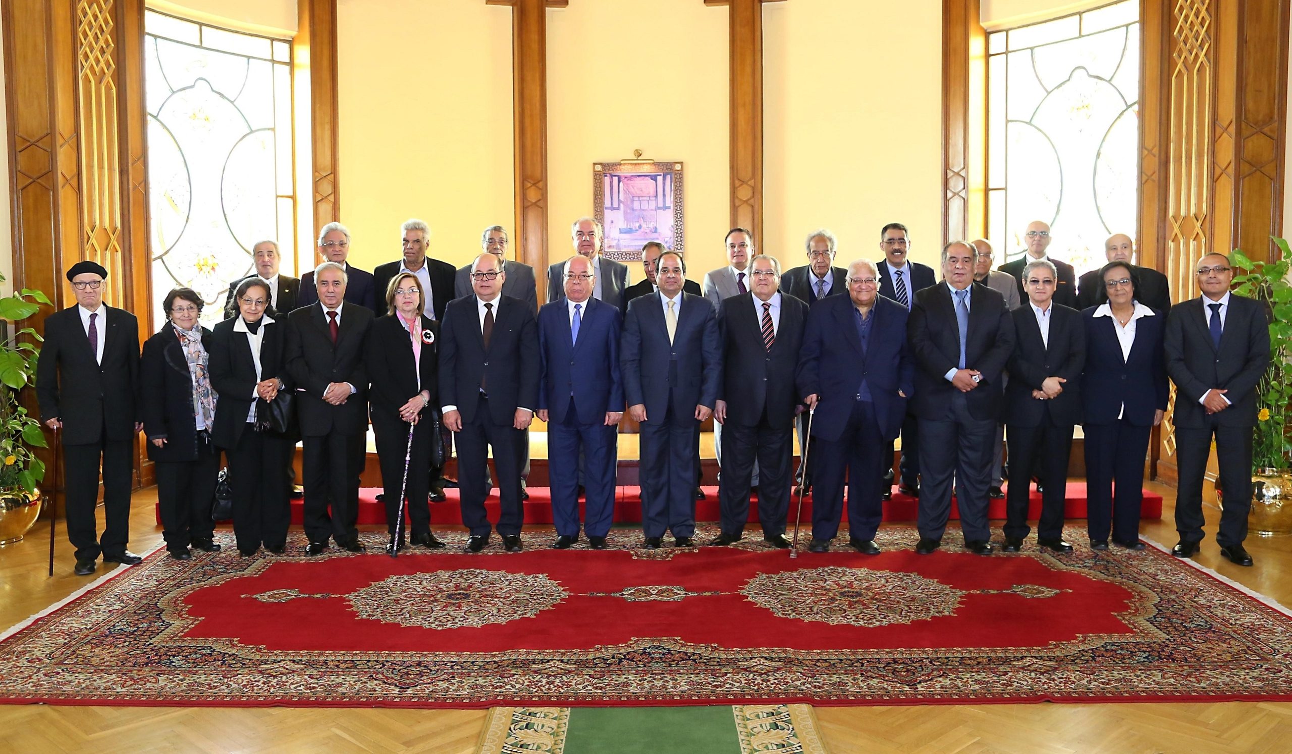 الكهنة الجدد.. كيف يسهم المثقف المرتزق في بقاء الطاغية؟