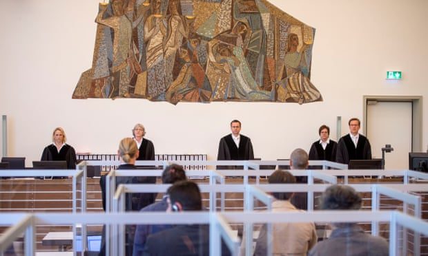 كيف استطاع محامٍ مواجهة النظام السوري من سجون دمشق حتى قاعات المحاكم الألمانية؟