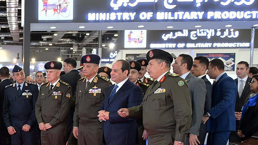 الجيش المصري يطرح شركات للبيع في البورصة.. يريد تجنب سمعة “التوحش الاستثماري” وأبوظبي تسعى للاستحواذ عليها
