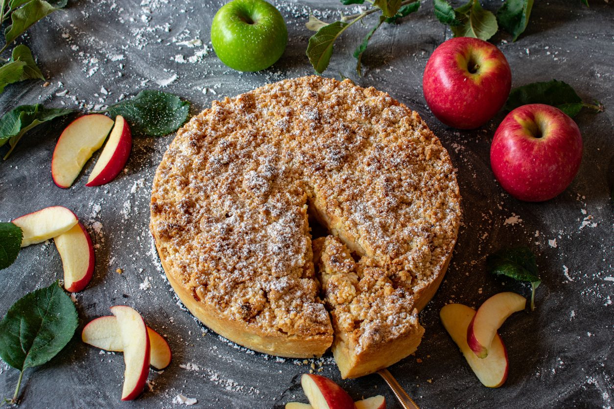 ثلاث طبقات غنية بالنكهة.. هكذا نحضر كرامبل التفاح الشهي