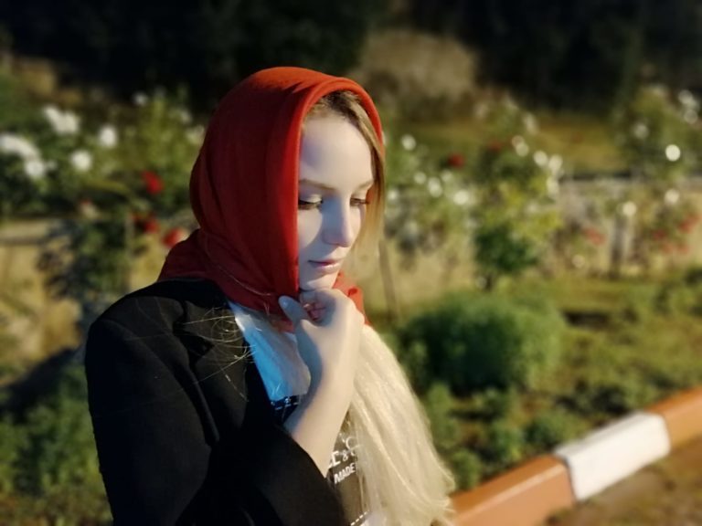 مطربة فرنسية تغني “طلع البدر علينا” بالفرنسية رداً على “إساءة” ماكرون والمساس بالإسلام (فيديو)