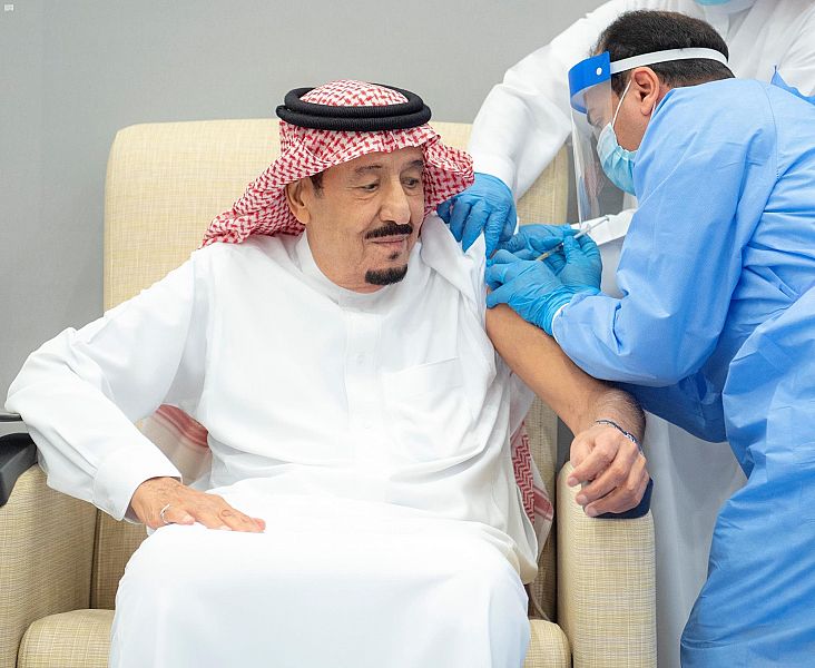 وكالة الأنباء السعودية: الملك سلمان يتلقَّى الجرعة الأولى من لقاح كورونا (فيديو)