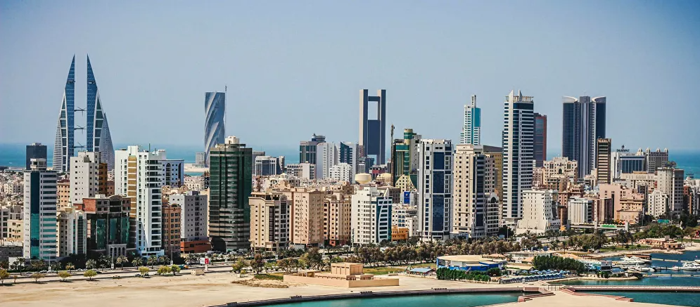 البحرين تنضم للإمارات والسعودية وتعلن رسمياً فتح مجالها الجوي مع قطر