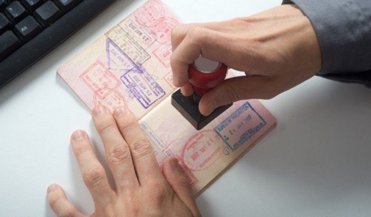 هل تعاقب الإمارات الجزائر لموقفها حيال التطبيع.. لماذا علَّقت أبوظبي تأشيرات الجزائريين؟
