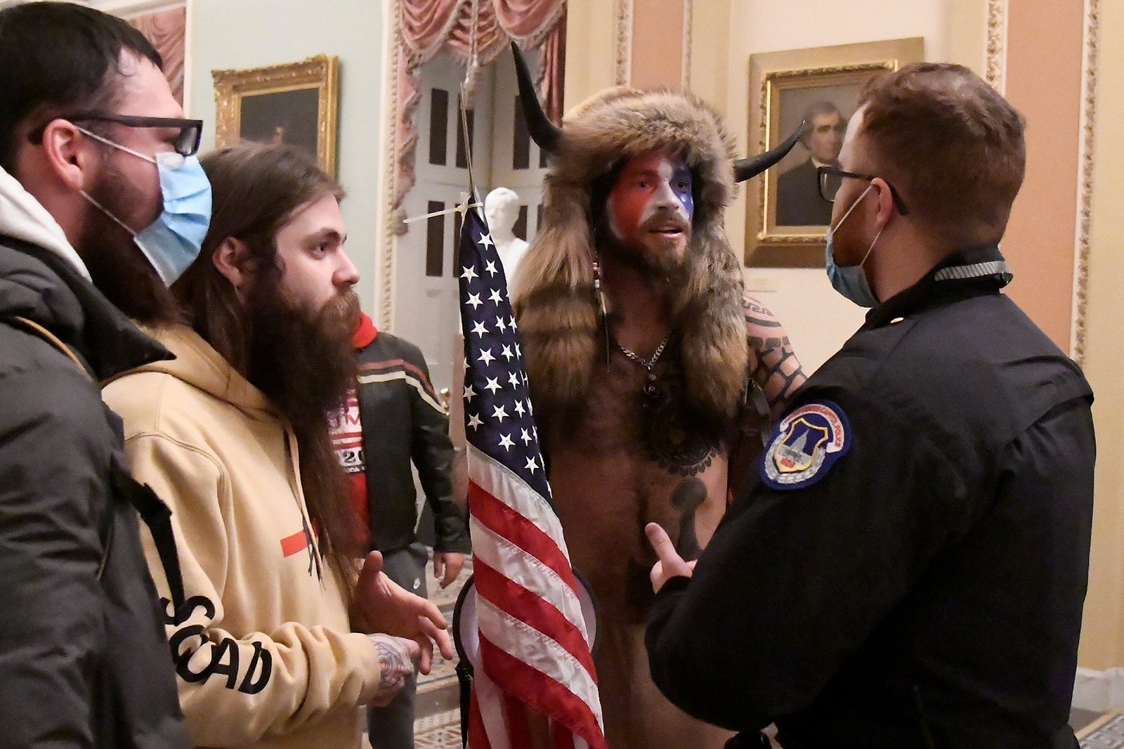 ذو القرنين الذي اقتحم الكونغرس ذي القرنين